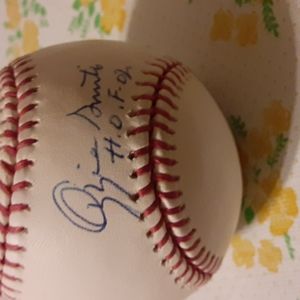 OZZIE SMITH AUTOGRAPHED BASEBALL. SAINT LOUIS CARDENALS SHORTSTOP.